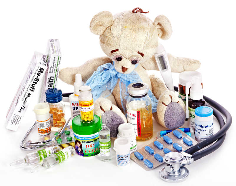 坐在一推药物中的小熊