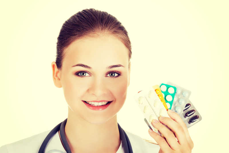 拿着药物的女医生