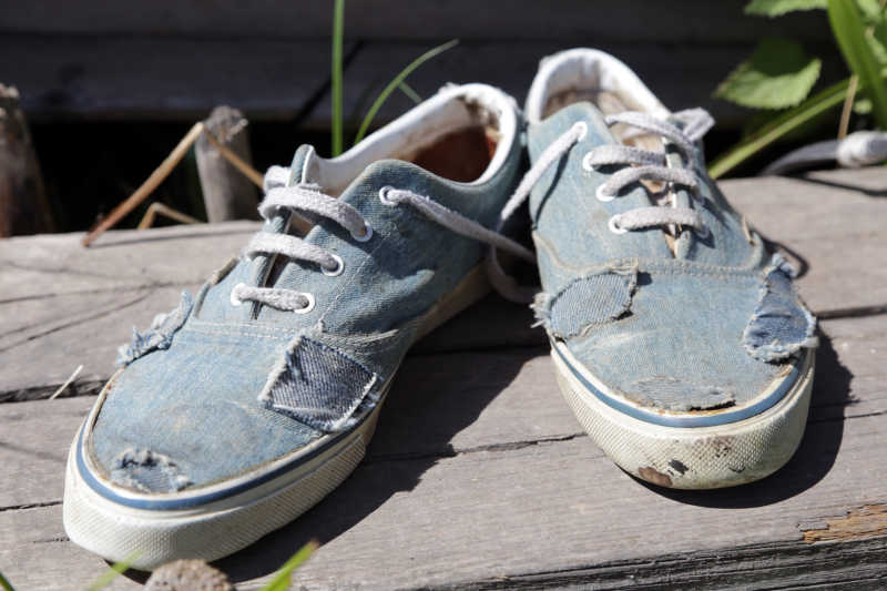 木板上的牛仔布鞋