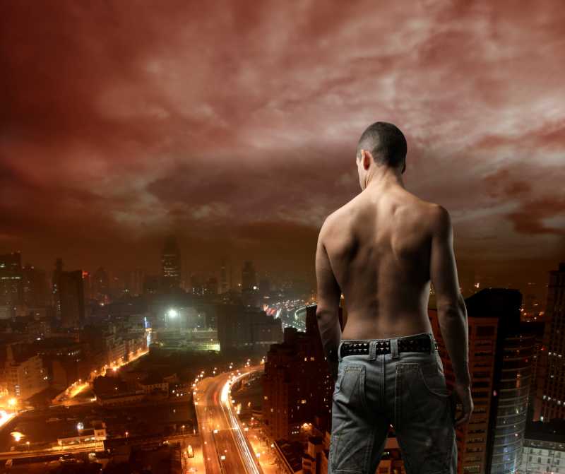 站在高楼上看城市夜景的男人