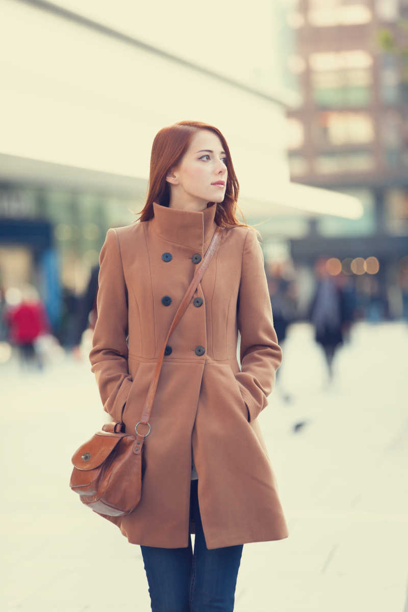 穿着棕色衣服的美女