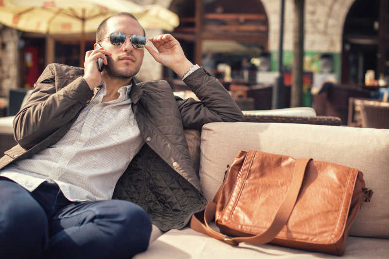 正在打电话的帅哥