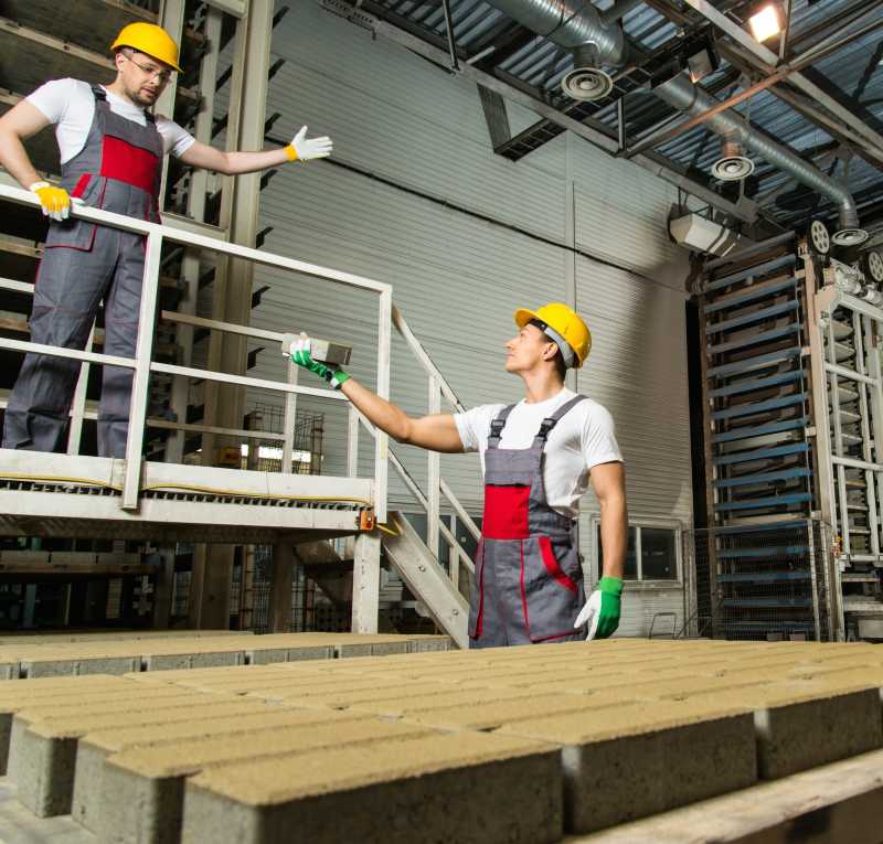 工人和工头进行产品的质量检查