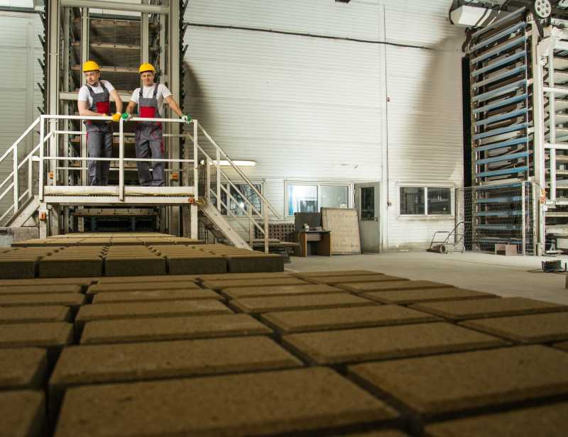 戴着安全帽的两个人在工厂里