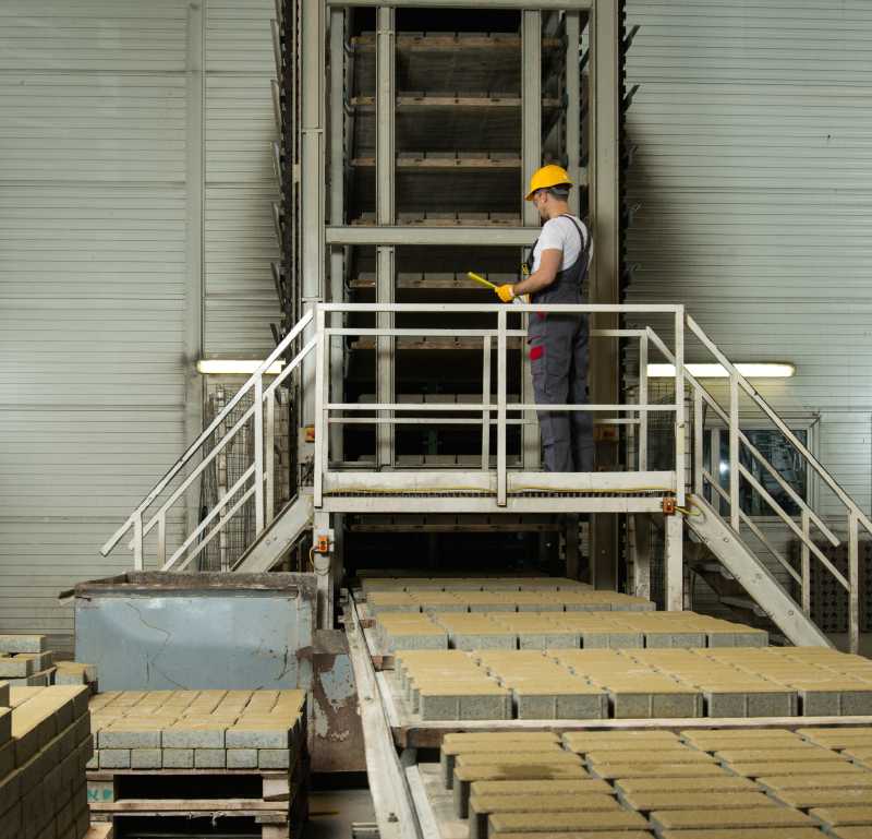 戴着安全帽在工厂检查的人