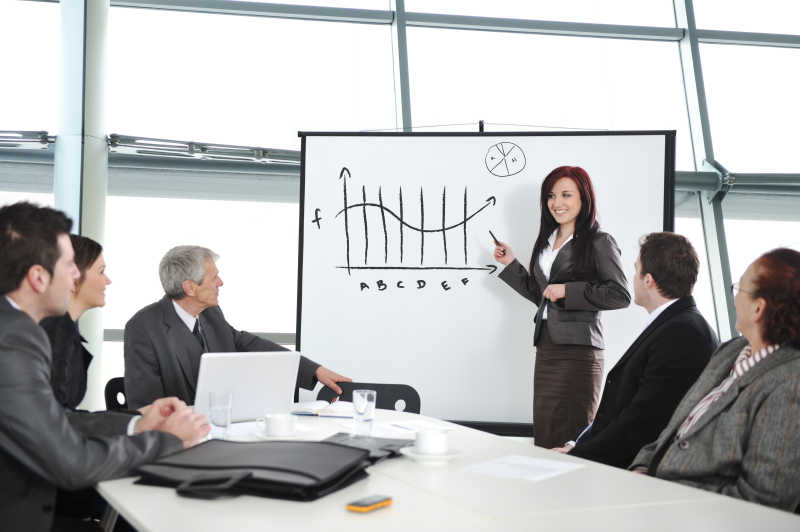 商务会议时讨论演讲的商人