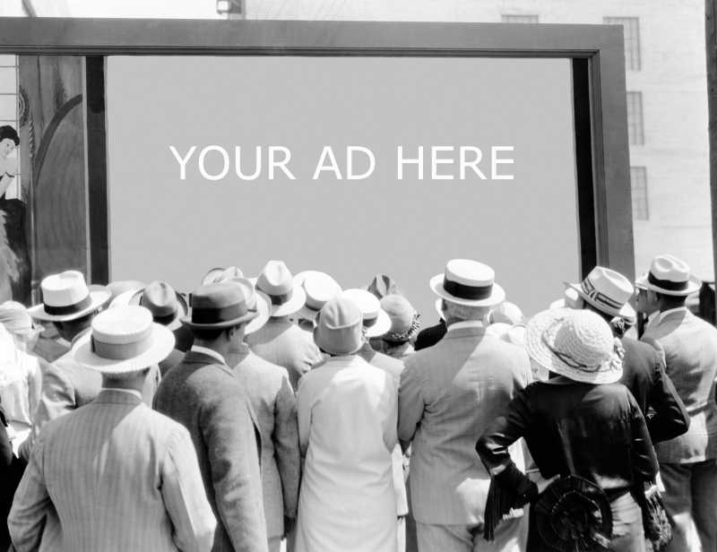 一群戴帽子的人站在广告牌前