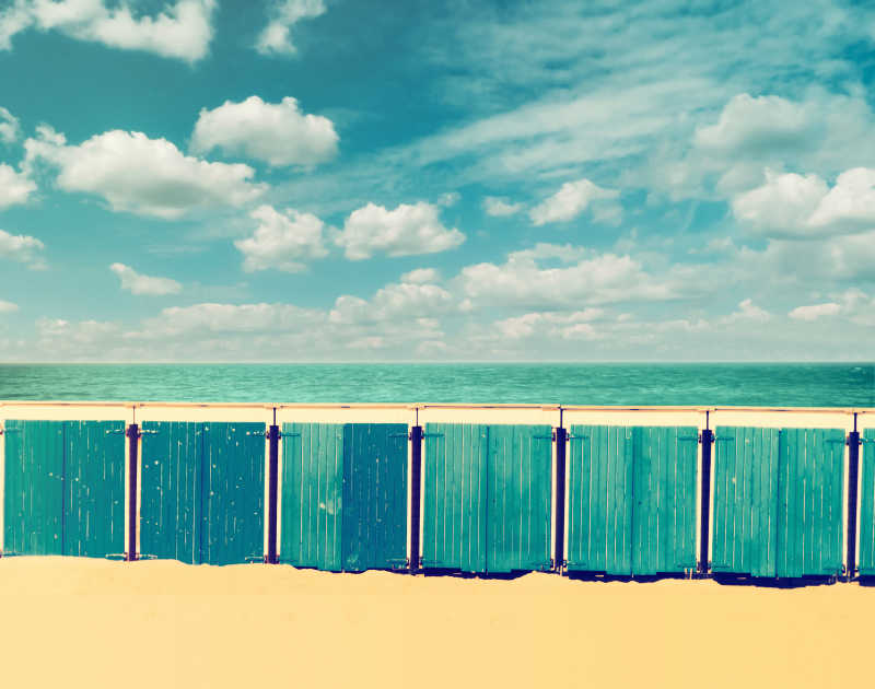 复古风格的海洋沙滩上的小木屋