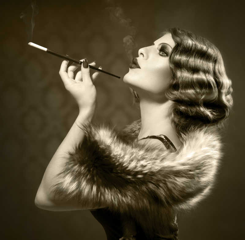 美女折断一根香烟