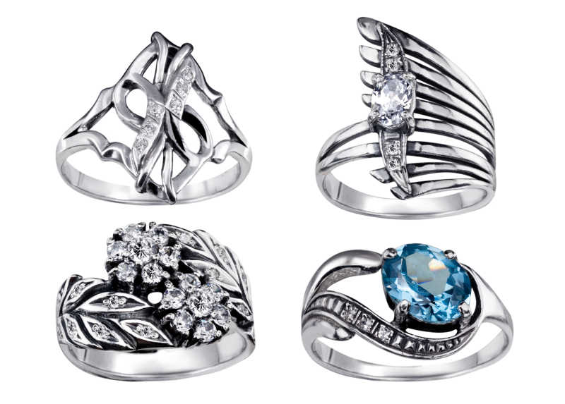 白色背景下的四个戒指