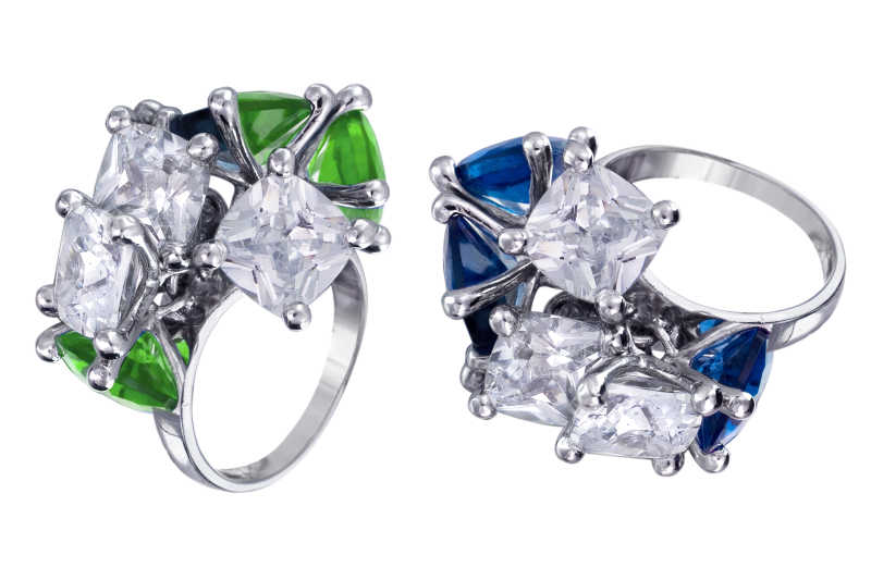 白色背景下的宝石戒指