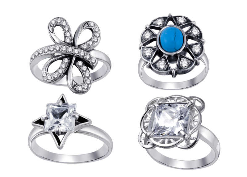 白色背景下的装饰戒指