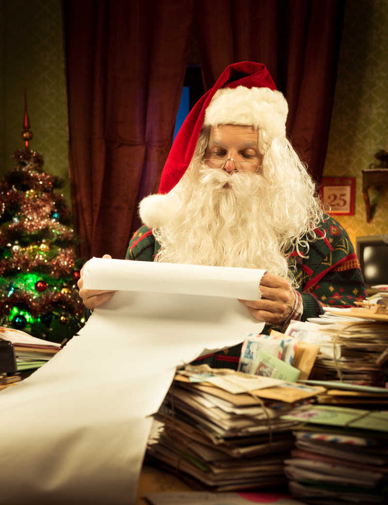 圣诞老人检查他的圣诞清单