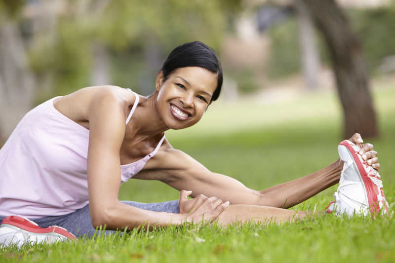 在公园锻炼的女人