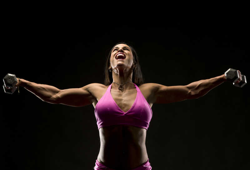 哑铃健身的女子