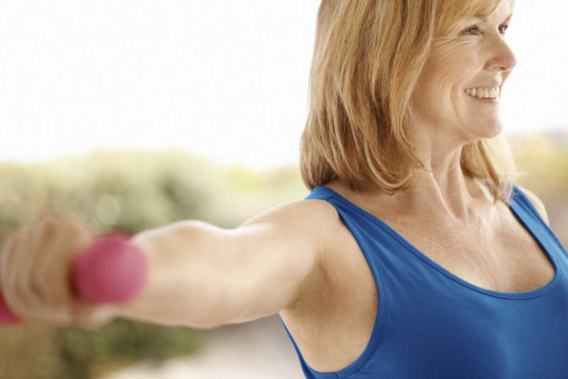 中年妇女正在健身