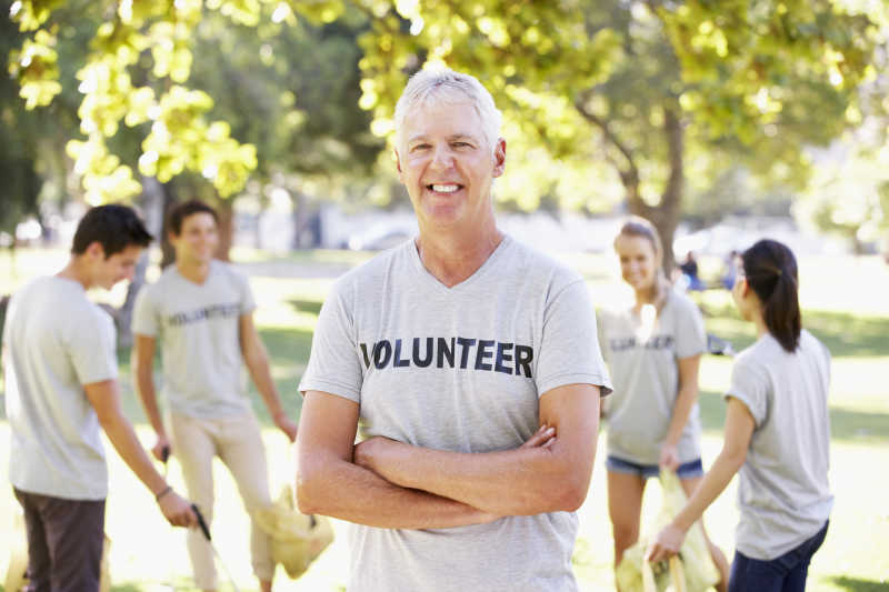 志愿小组清理公园垃圾