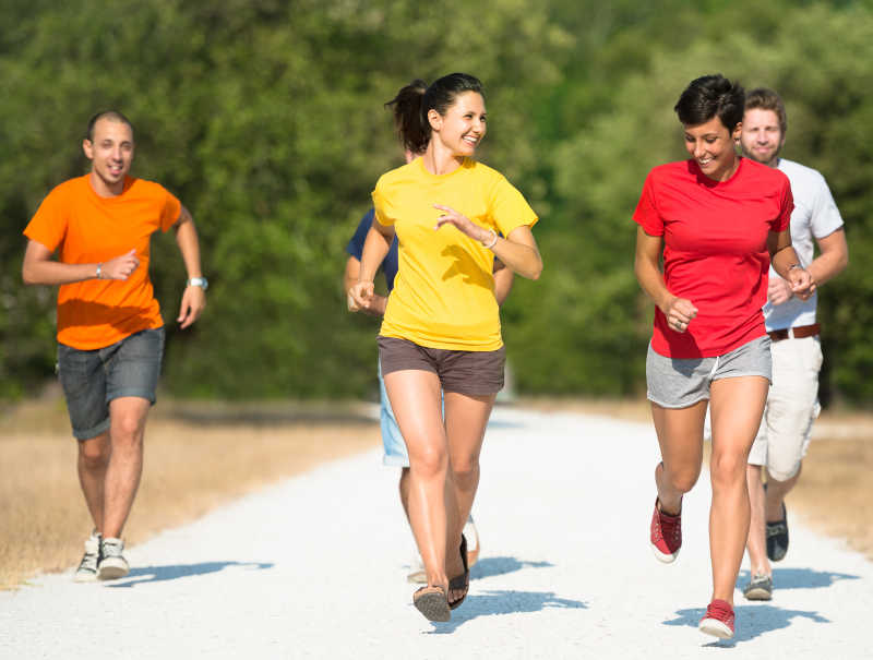 朋友们跑步健身