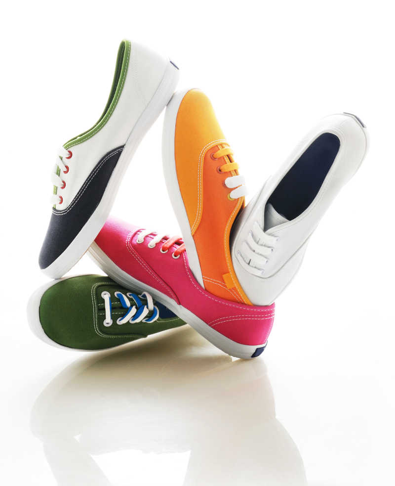 白色背景下多彩的鞋子