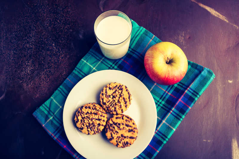 桌上的饼干牛奶和苹果