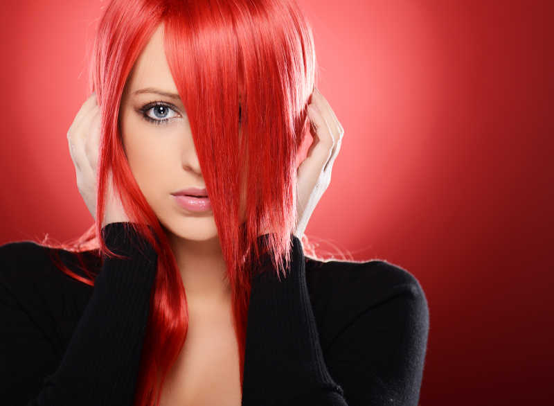 美丽的红发女子的特写