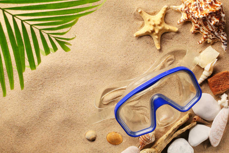 沙滩上的潜水护目镜