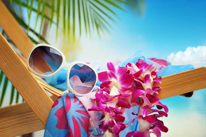 沙滩配件和沙滩椅上的花