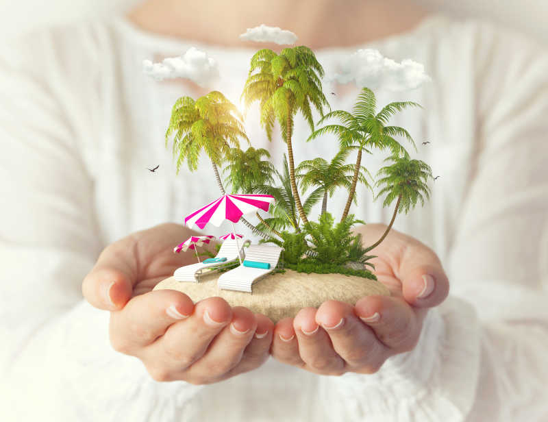 少女手捧热带海岛模型
