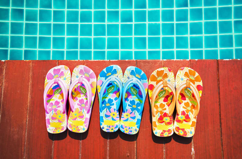 游泳池边的三双人字拖