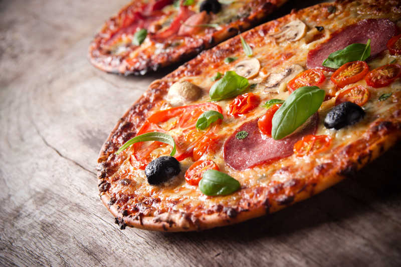 旧木板上的的意大利比萨