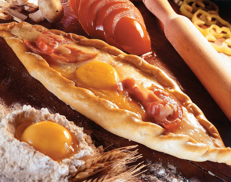 食材和刚做好的披萨