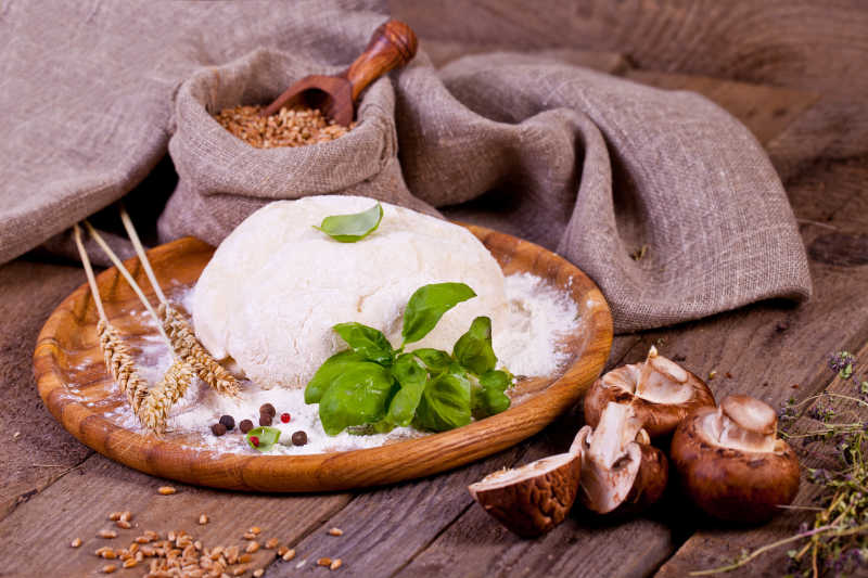 旧餐桌上的比萨面团