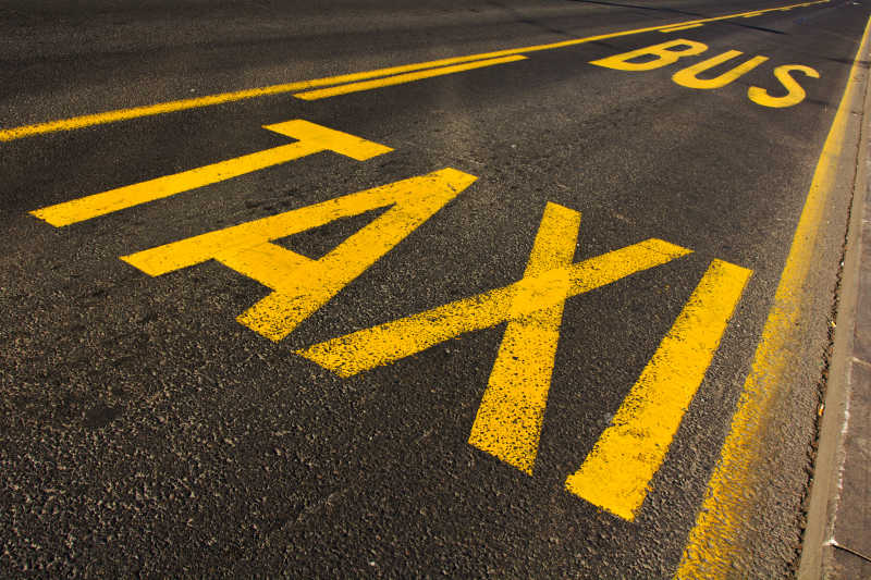 街道上画着黄色出租车和公共汽车标志