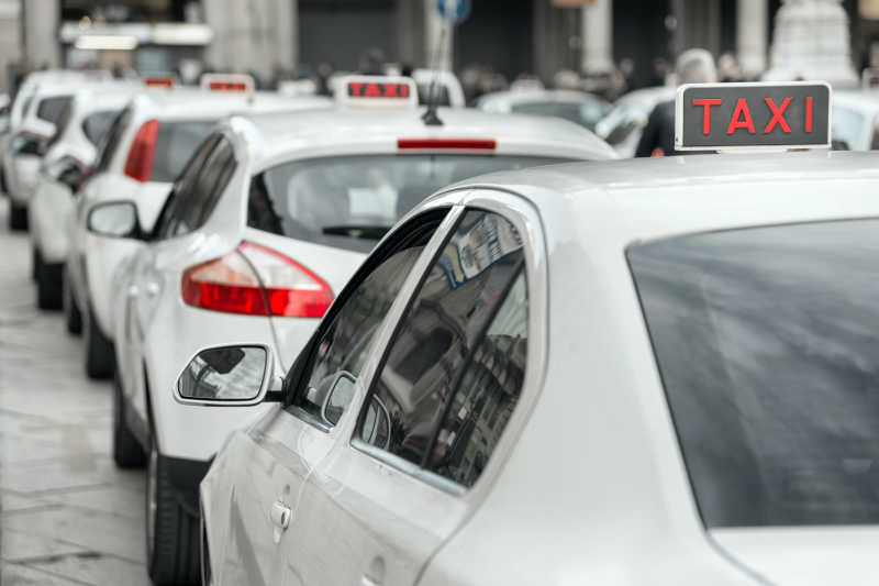 黃色出租車圖片-黃色出租車在夜市街道上行駛素材-高清圖片-攝影照片