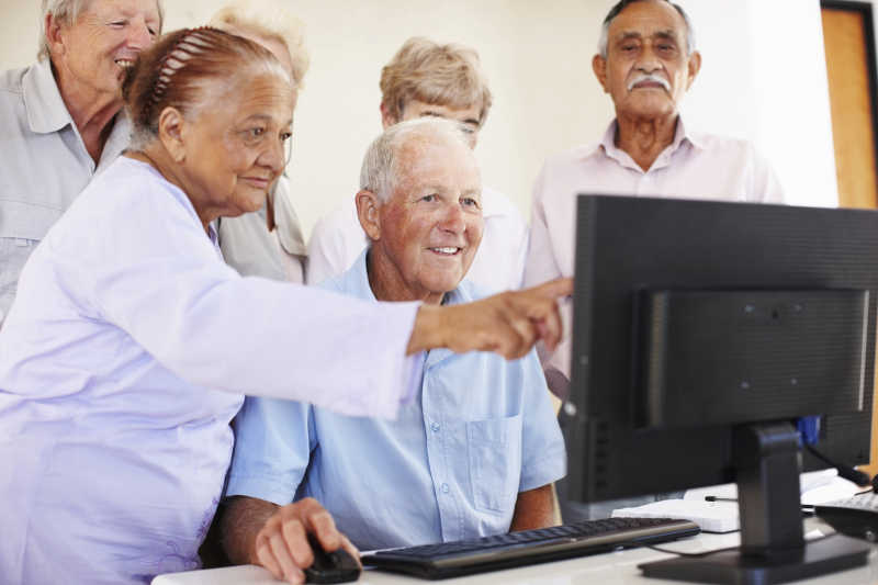 老年人在实验室使用计算机
