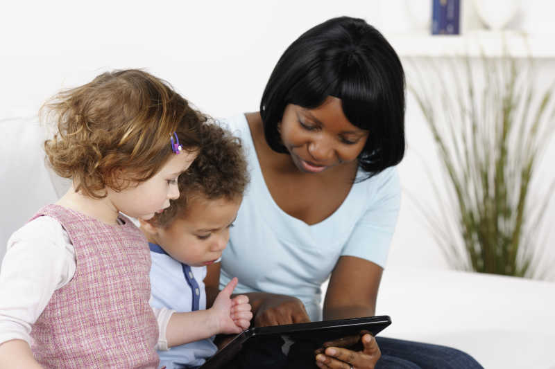 目前和孩子玩平板电脑