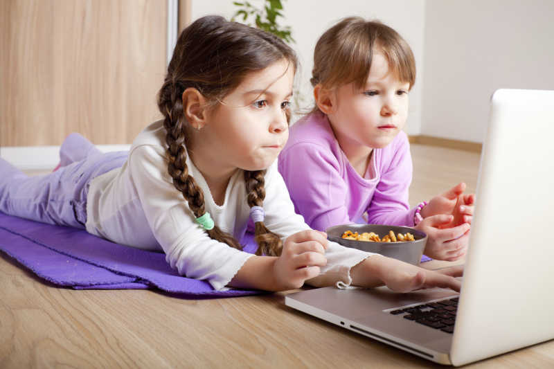 玩笔记本电脑的小女孩