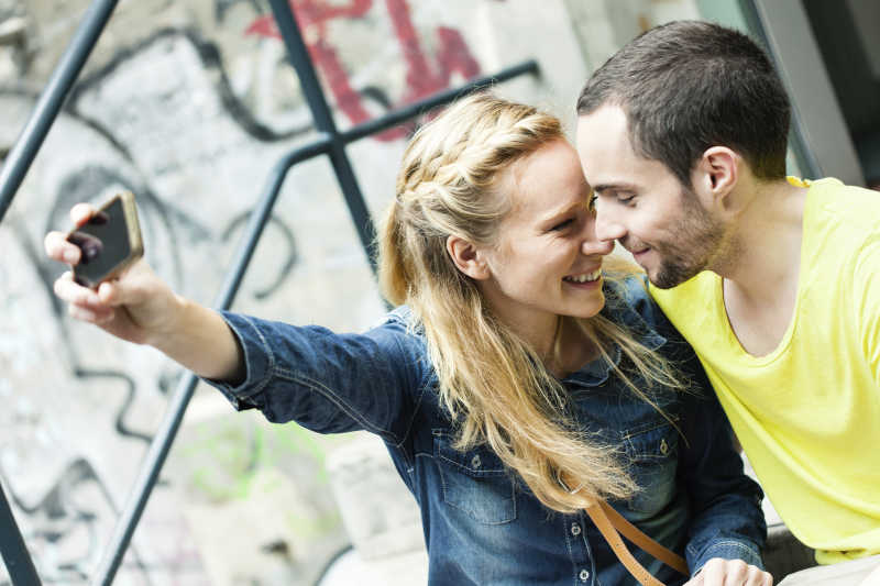 用手机自拍的中年夫妇