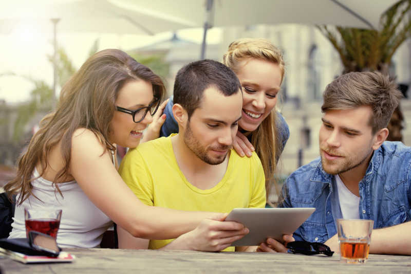 四个年轻人在看笔记本