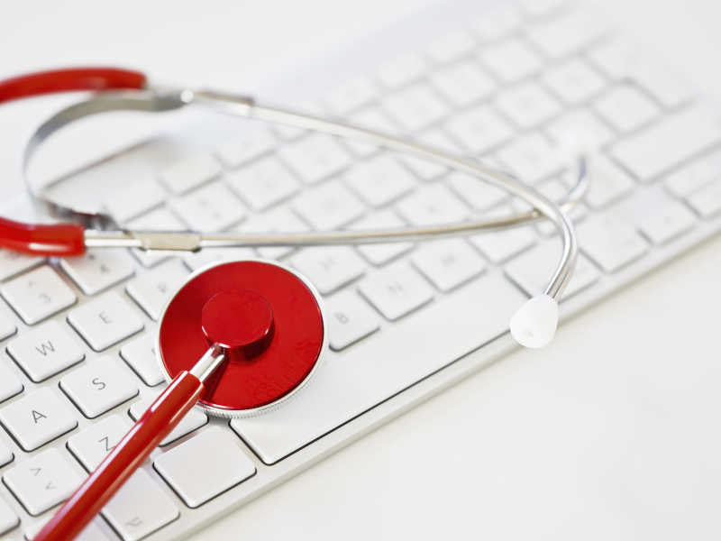 红色听诊器和键盘