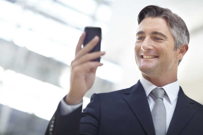 商人在他的智能手机上收到好消息