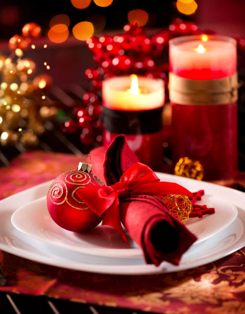 桌上丰富多彩的圣诞装饰