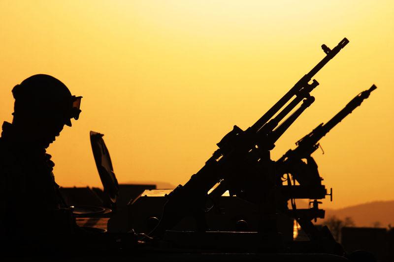 黄色昏暗天空下拿枪的士兵