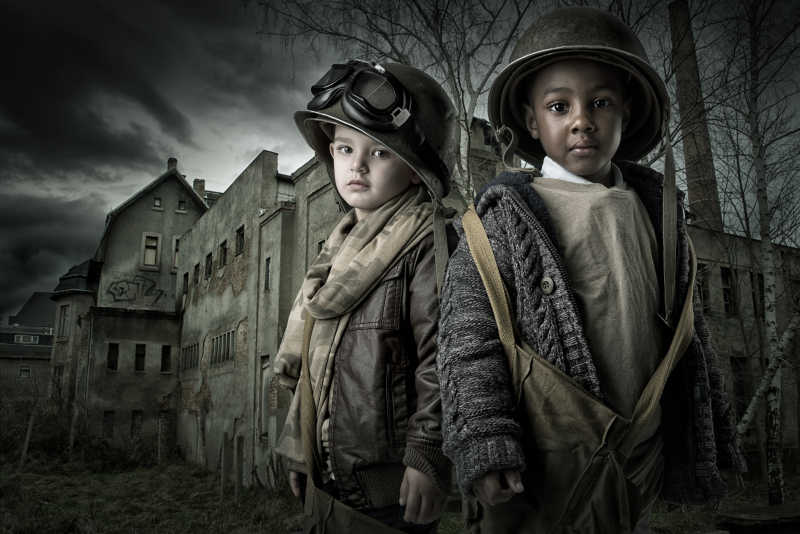 战区穿着士兵制服的男孩