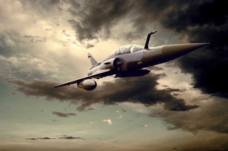 在云层里飞行的战斗机