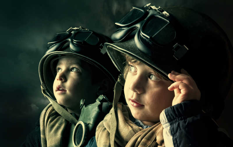 两个儿童士兵看着天空