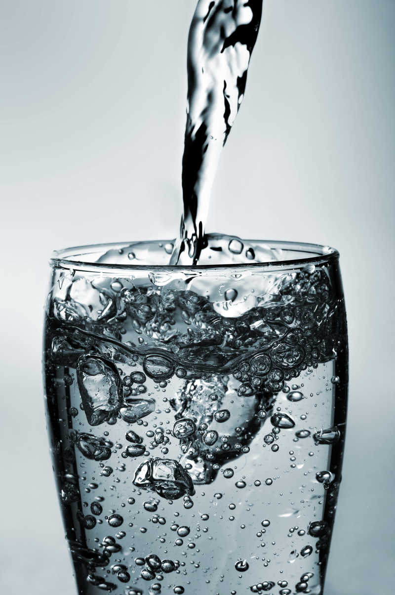 一个玻璃充满了新鲜的水的特写