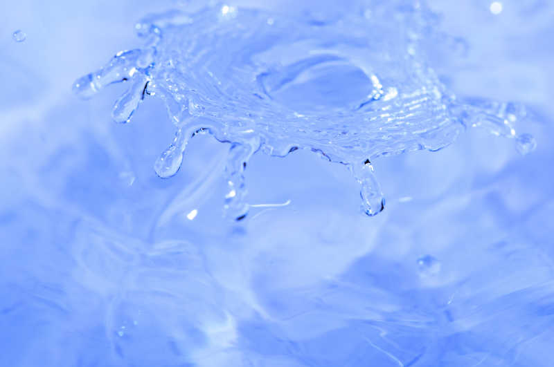 蓝色背景下的滴水