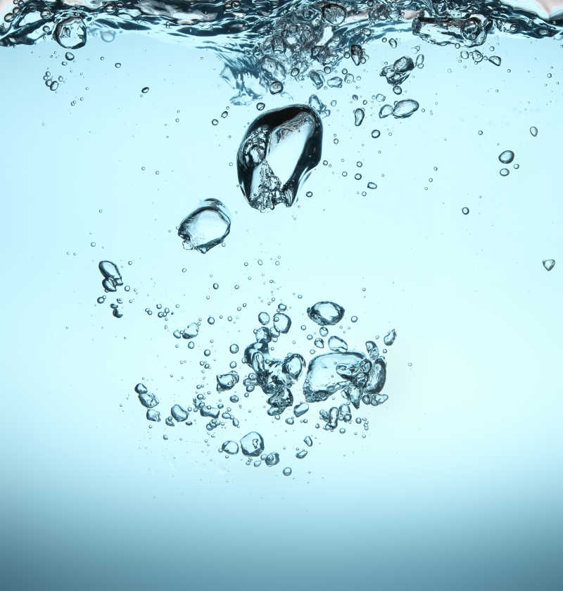 波浪下气泡清洁饮用水