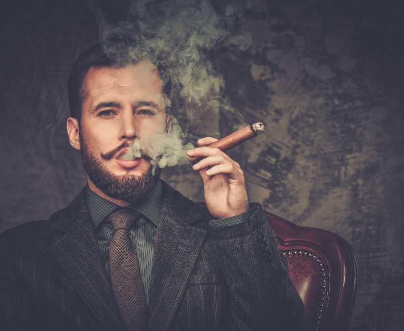 叼雪茄的大胡子图片